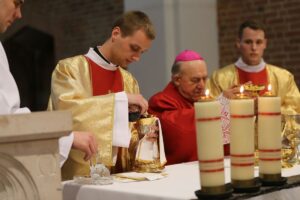 Sandomierz. Siedmiu alumnów Wyższego Seminarium Duchownego otrzymało święcenia diakonatu, biskup senior diecezji sandomierskiej Edward Frankowski, kościół świętego Jakuba / Wyższe Seminarium Duchowne w Sandomierzu