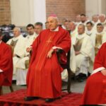 Sandomierz. Siedmiu alumnów Wyższego Seminarium Duchownego otrzymało święcenia diakonatu, biskup senior diecezji sandomierskiej Edward Frankowski, kościół świętego Jakuba / Wyższe Seminarium Duchowne w Sandomierzu