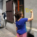 „Ślady na Podwórzu”. Akcja upiększania podwórka przy ulicy Wesołej 36 w Kielcach / Katarzyna Prędotka / Radio Kielce