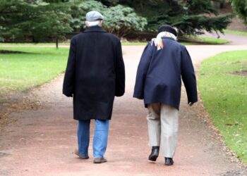 Starsi ludzie na spacerze / hotblack / www.morguefile.com