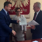 Dom seniora w Gnojnie podpisanie umowy / Iwona Murawska / Radio Kielce