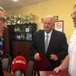 Jan Bębenek, pełniący obowiązki burmistrza Połańca, wręczenie nominacji / Grażyna Szlęzak-Wójcik / Radio Kielce