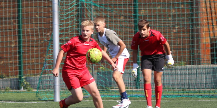 19.08.2015. Wakacje z Futbolem 2015.  Orlik 27 Kielce I - Red and Yellow I (finał gimnazjalistów) / Kamil Król / Radio Kielce