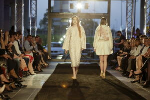 01.06.2017 Kielce. Off Fashion. Pokaz mody w salonie BMW. / Jarosław Kubalski / Radio Kielce