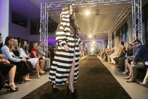 01.06.2017 Kielce. Off Fashion. Pokaz mody w salonie BMW. / Jarosław Kubalski / Radio Kielce