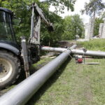 07.06.2017 Kielce. Montaż krzyża na górze Brusznia. / Jarosław Kubalski / Radio Kielce