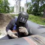 07.06.2017 Kielce. Montaż krzyża na górze Brusznia. / Jarosław Kubalski / Radio Kielce