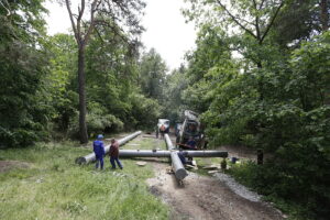 07.06.2017 Kielce. Montaż krzyża na górze Brusznia. / Jarosław Kubalski / Radio Kielce