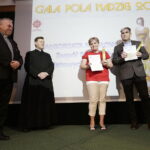08.06.2017 Kielce. Gala "Pola Nadziei". 08.06.2017 Kielce. Gala "Pola Nadziei". Wyróżnienie Anioł z Żonkilem dla Małgorzaty Masłowskiej z Zespołu Placówek Oświatowych w Oblęgorku i Janusza Knapa, prezesa Radia Kielce. / Jarosław Kubalski / Radio Kielce