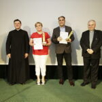 08.06.2017 Kielce. Gala "Pola Nadziei". 08.06.2017 Kielce. Gala "Pola Nadziei". Wyróżnienie Anioł z Żonkilem dla Małgorzaty Masłowskiej z Zespołu Placówek Oświatowych w Oblęgorku i Janusza Knapa, prezesa Radia Kielce. / Jarosław Kubalski / Radio Kielce