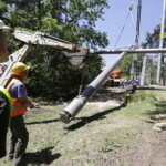 09.06.2017 Kielce. Montaż krzyża na górze Brusznia. / Jarosław Kubalski / Radio Kielce