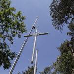 09.06.2017 Kielce. Montaż krzyża na górze Brusznia. / Jarosław Kubalski / Radio Kielce