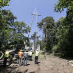 09.06.2017 Kielce. Montaż krzyża na górze Brusznia. / Jarosław Kubalski / Radio Kielce