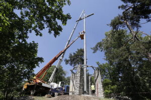 09.06.2017 Kielce. Montaż krzyża na górze Brusznia. / Jarosław Kubalski / Radio Kielce