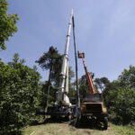 09.06.2017 Kielce. Montaż krzyża na górze Brusznia. / Jarosław Kubalski / Radio Kielce