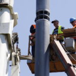 09.06.2017 Kielce. Montaż krzyża na górze Brusznia. / Jarosław Kubalski / Radio Kielce