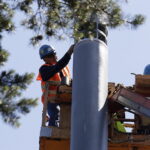 09.06.2017 Kielce. Montaż krzyża na górze Brusznia. / Jarosław Kubalski / Radio Kielce