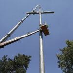 09.06.2017 Kielce. Montaż krzyża na górze Brusznia. / Jarosław Kubalski / Radio Kielce