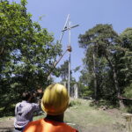 09.06.2017 Kielce. Montaż krzyża na górze Brusznia. / Jarosław Kubalski / Radio Kielce