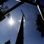 09.06.2017 Kielce. Montaż krzyża na górze Brusznia. / Jarosław Kubalski / Radio Kielce