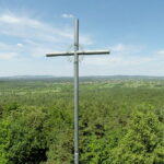 09.06.2017 Kielce. Montaż krzyża na górze Brusznia. / Jarosław Kubalski / Radio Kielce