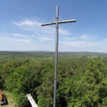 09.06.2017 Kielce. Montaż krzyża na górze Brusznia. / Jarosław Kubalski / Radio Kielce