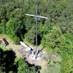 09.06.2017 Kielce. Montaż krzyża na górze Brusznia. / Jarosław Kubalski / Radio Kielce