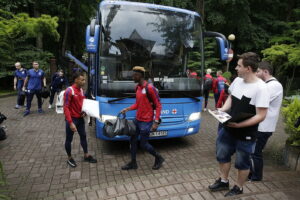 12.06.2017 Kielce. Reprezentacja Angli w turnieju UEFA EURO U21 dotarła do hotelu. / Jarosław Kubalski / Radio Kielce