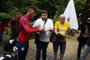 12.06.2017 Kielce. Reprezentacja Angli w turnieju UEFA EURO U21 dotarła do hotelu. / Jarosław Kubalski / Radio Kielce