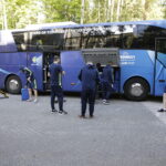 14.06.2017 Cedzyna. Piłkarze reprezentacji Szwecji U21 wysiadają z autokaru przed hotelem "Uroczysko". / Jarosław Kubalski / Radio Kielce