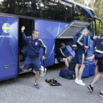 14.06.2017 Cedzyna. Piłkarze reprezentacji Szwecji U21 wysiadają z autokaru przed hotelem "Uroczysko". / Jarosław Kubalski / Radio Kielce