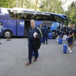 14.06.2017 Cedzyna. Piłkarze reprezentacji Szwecji U21 wysiadają z autokaru przed hotelem "Uroczysko". / Jarosław Kubalski / Radio Kielce