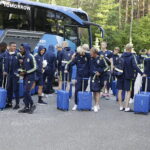 14.06.2017 Cedzyna. Piłkarze reprezentacji Szwecji U21 wysiadają z autokaru przed hotelem "Uroczysko". / Jarosław Kubalski / Radio Kielce