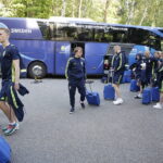 14.06.2017 Cedzyna. Piłkarze reprezentacji Szwecji U21 wysiadają z autokaru przed hotelem "Uroczysko". / Jarosław Kubalski / Radio Kielce