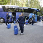 14.06.2017 Cedzyna. Piłkarze reprezentacji Szwecji U21 wysiadają z autokaru przed hotelem "Uroczysko". / Jarosław Kubalski / Radio Kielce