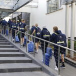 14.06.2017 Cedzyna. Piłkarze reprezentacji Szwecji U21 wysiadają z autokaru przed hotelem "Uroczysko". / Jarosław Kubalski / Radio Kielce