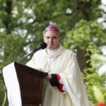 17.06.2017 Rytwiany. 400 lecie Pustelni Złotego Lasu. Biskup  Krzysztof Nitkiewicz. / Jarosław Kubalski / Radio Kielce