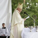 17.06.2017 Rytwiany. 400 lecie Pustelni Złotego Lasu. Uroczystościom przewodniczył kardynał Gerhard Muller. / Jarosław Kubalski / Radio Kielce
