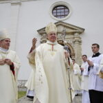 17.06.2017 Rytwiany. 400 lecie Pustelni Złotego Lasu. Uroczystościom przewodniczył kardynał Gerhard Muller. / Jarosław Kubalski / Radio Kielce