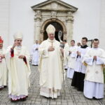 17.06.2017 Rytwiany. 400 lecie Pustelni Złotego Lasu. Uroczystościom przewodniczył kardynał Gerhard Muller. / Jarosław Kubalski / Radio Kielce