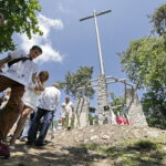 18.06.2017 Kielce. Góra Brusznia. Poświęcenie krzyża powstańczego. / Radio Kielce