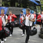 20.06.2017 Cedzyna. Reprezentacja Polski U21 przed hotelem Uroczysko. / Jarosław Kubalski / Radio Kielce