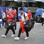 20.06.2017 Cedzyna. Reprezentacja Polski U21 przed hotelem Uroczysko. / Jarosław Kubalski / Radio Kielce