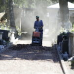 21.06.2017 Kielce. Remontowane alejki na Cmentarzu Starym. / Jarosław Kubalski / Radio Kielce