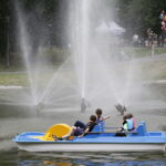 24.06.2017 Kielce. Święto Kielc. Rowery wodne na stawie w parku. / Jarosław Kubalski / Radio Kielce