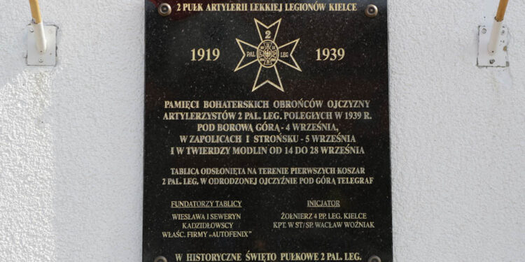 2 Pułk Artylerii Lekkiej Legionów, uroczystość pod tablicą pamiątkową przy ul. Wrzosowej. / Wojciech Habdas / Radio Kielce
