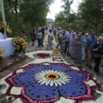 15.06.2017 Spycimierz. Dywany kwiwetne / Włodzimierz Batóg / Radio Kielce