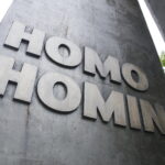 13.06.2017 Kielce. Anglicy złożyli kwiaty pod pomnikiem Homo Homini. / Marzena Mąkosa / Radio Kielce