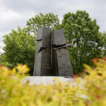 13.06.2017 Kielce. Anglicy złożyli kwiaty pod pomnikiem Homo Homini. / Marzena Mąkosa / Radio Kielce