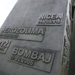 13.06.2017 Kielce. Anglicy złożyli kwiaty pod pomnikiem Homo Homini. / Marzena Mąkosa / Radio Kielce